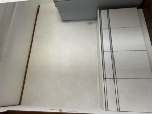 キッチン背面に、ふわっとアクセントカラーを入れました。